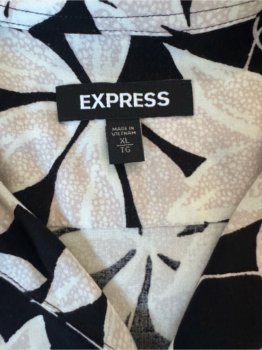 Express Black and White Floral Short-Sleeve Button Shirt - Picture 2 of 2
